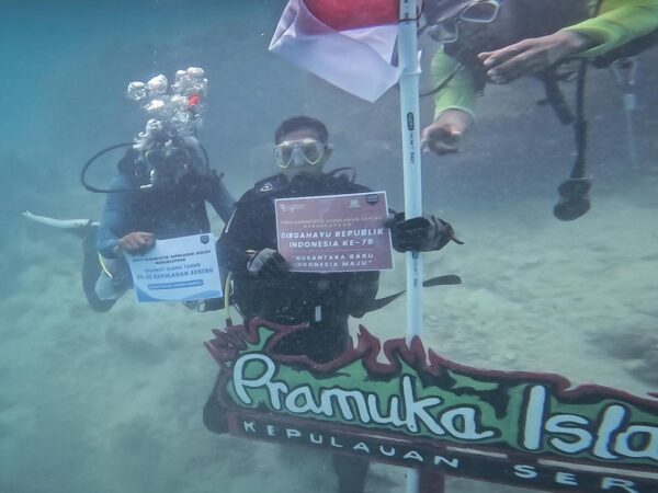 Menparekraf Sandiaga Uno Kibarkan Bendera di Bawah Laut Pulau Pramuka