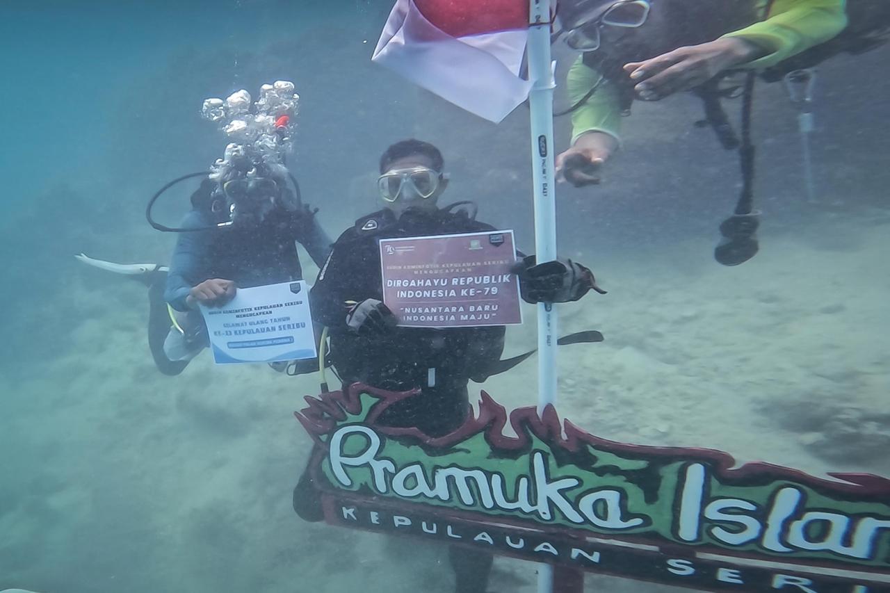 Menparekraf Sandiaga Uno Kibarkan Bendera di Bawah Laut Pulau Pramuka