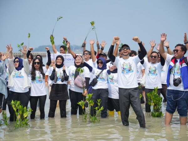 Nusantara Regas Tanam ribuan bibit Mangrove dan bersih pantai di Pulau Seribu