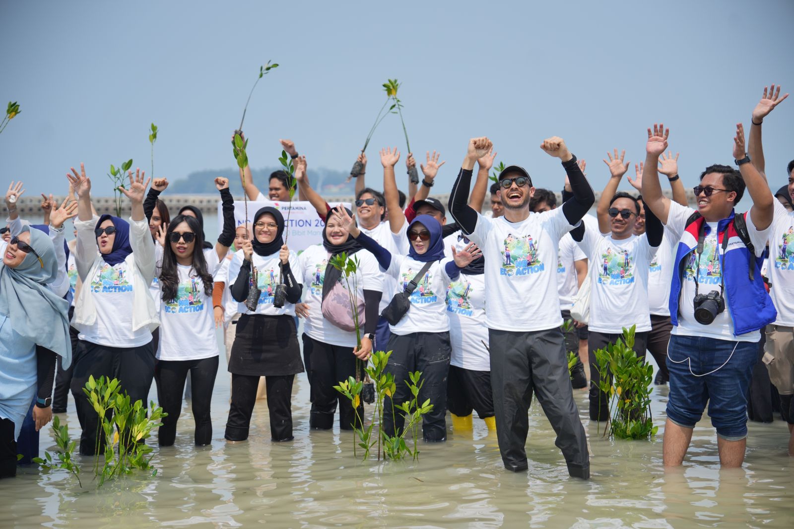 Nusantara Regas Tanam ribuan bibit Mangrove dan bersih pantai di Pulau Seribu