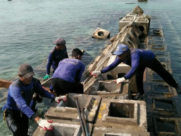 Tanggul Pemecah Ombak di Kepulauan Seribu