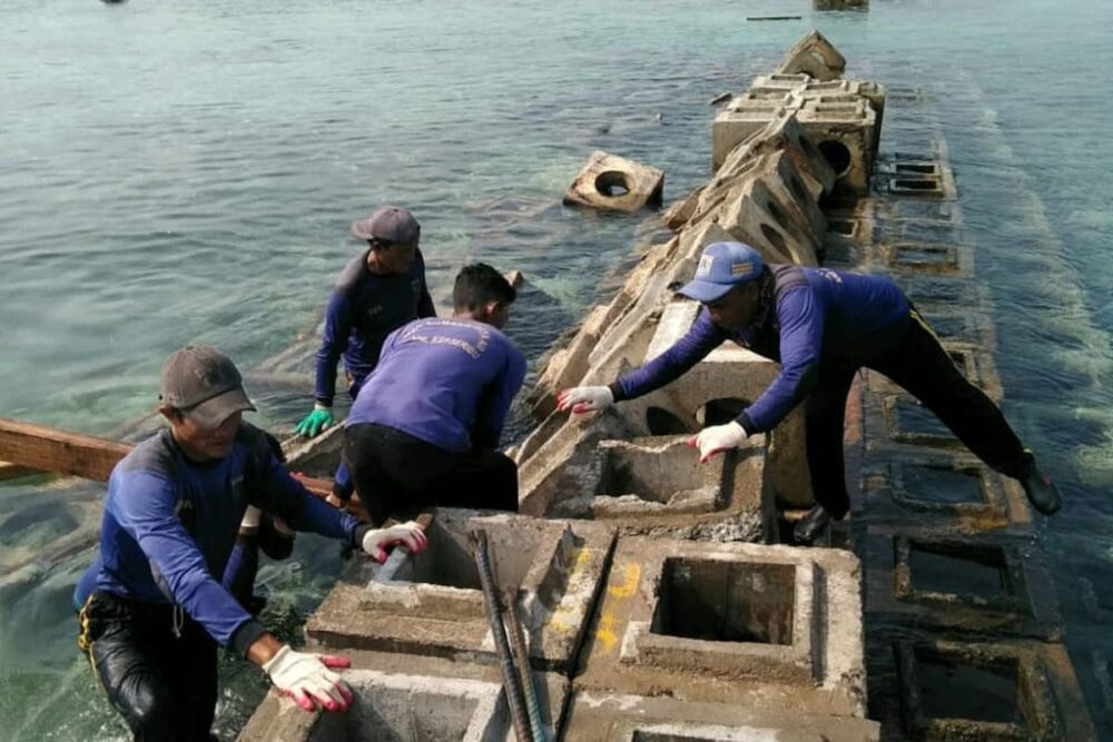 Tanggul Pemecah Ombak di Kepulauan Seribu
