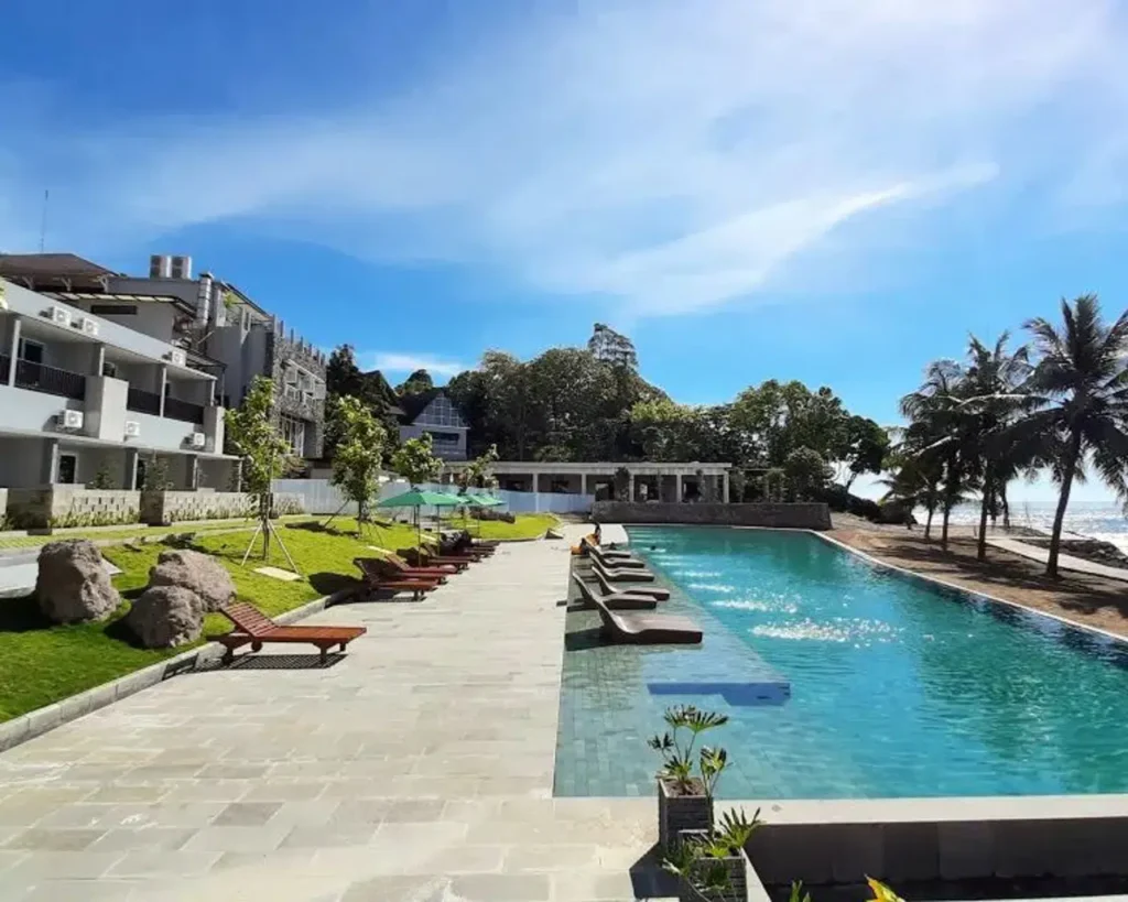 Kolam Renang The West Cove Hotel Anyer