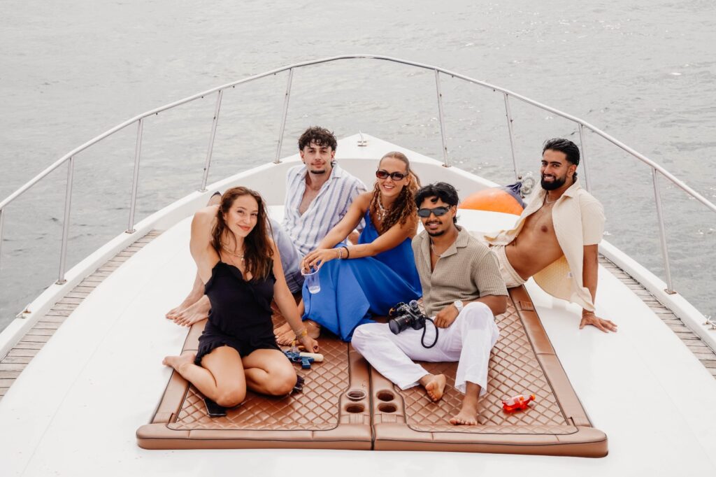 Sewa Kapal Yacht di Bali penuh bahagia 